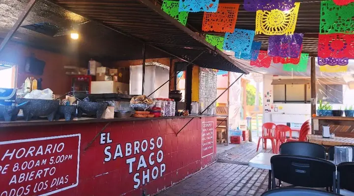 Mostrador de El Sabroso Taco Shop con papel picado