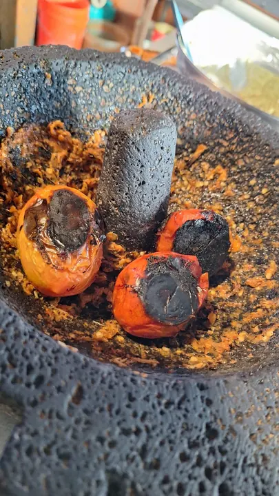 Jitomates tatemados en el molcajete